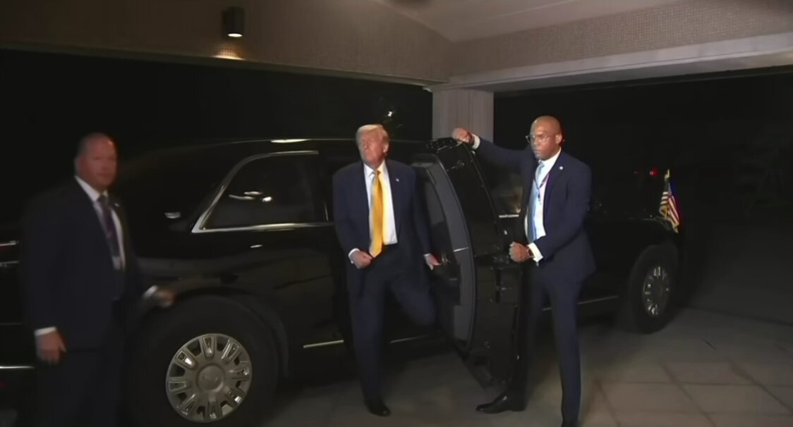 En el saludo entre Trump y el emperador Naruhito no hay ni dominancia ni sumisión, es un saludo equilibrado que extiende el japonés para marcar distancia. Aun así, Trump no resiste tocar más de lo necesario: primero el brazo, luego la mano dos veces. En Japón, la distancia es respeto. El exceso, invasión. #LenguajeSinPalabras