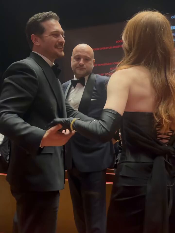 Çağatay Ulusoy ve Elçin Sangu #Uykucu galasında. 📍 Atatürk Kültür Merkezi, İstanbul 🕶️