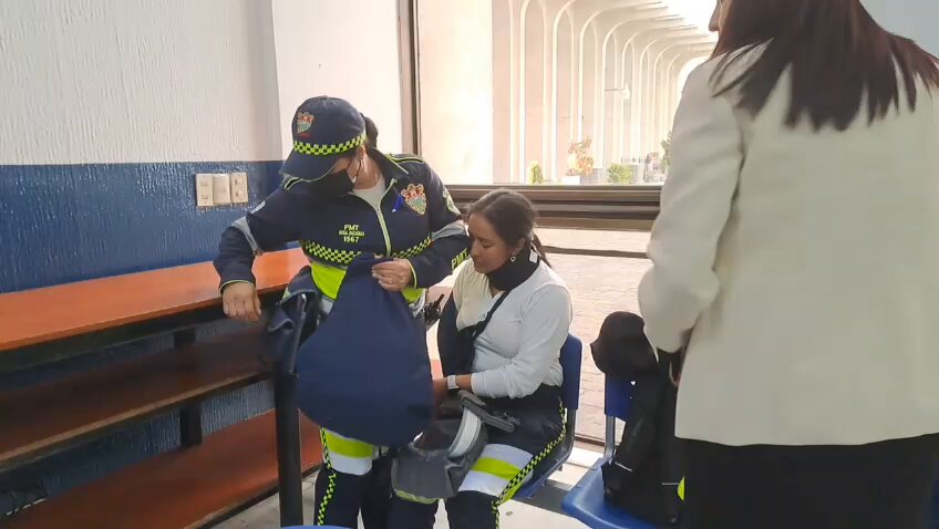 #AHORA La agente de la PMT Katherin Hernández, que fue atropellada también se encuentra a la espera del desarrollo de la audiencia. Vía Omar Solís