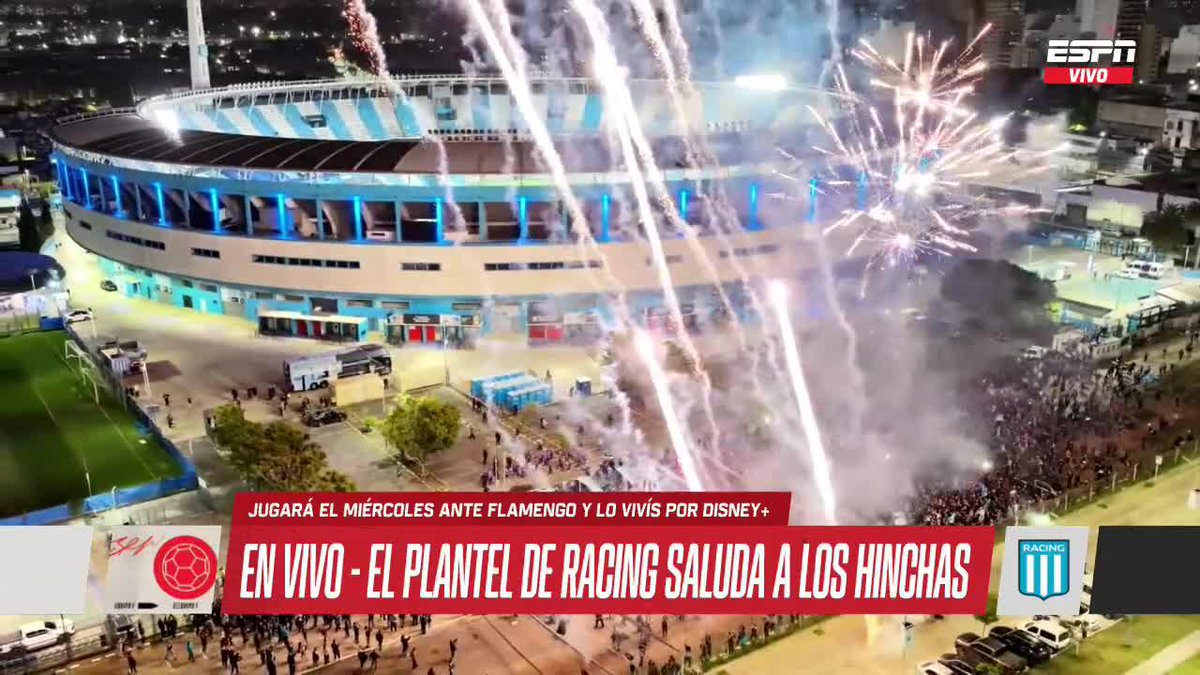 🎆🏆 ¡LOCURA TOTAL EN AVELLANEDA! La hinchada de Racing realiza una espectacular arenga a los jugadores en la previa del partido ante Flamengo. ▶ Mirá #ESPNEquipoF en el Plan Premium de #DisneyPlus