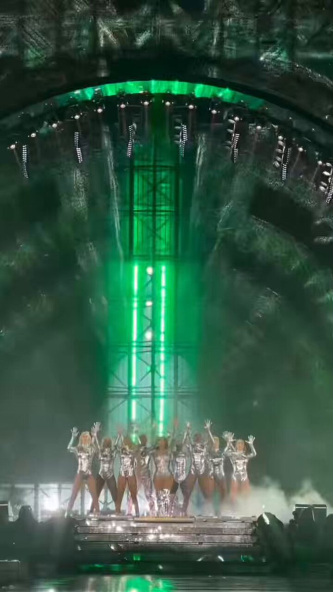 This transition from ALIEN SUPERSTAR into Lift OFF… MOTHER WAS FLOATING 😭😭😭 The visuals, the mic, the control 😭😭😭