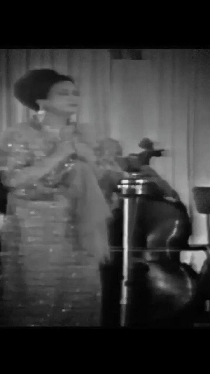 بيريحني بكايا ساعات بخاف عليك وبخاف تنساني..