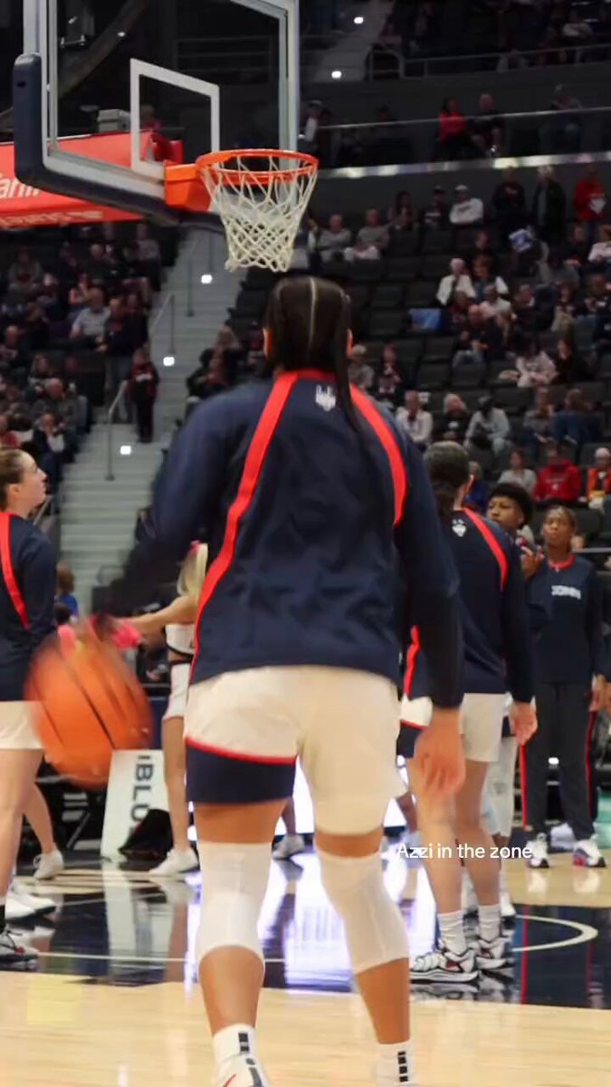 I love Azzi Fudd hoops.