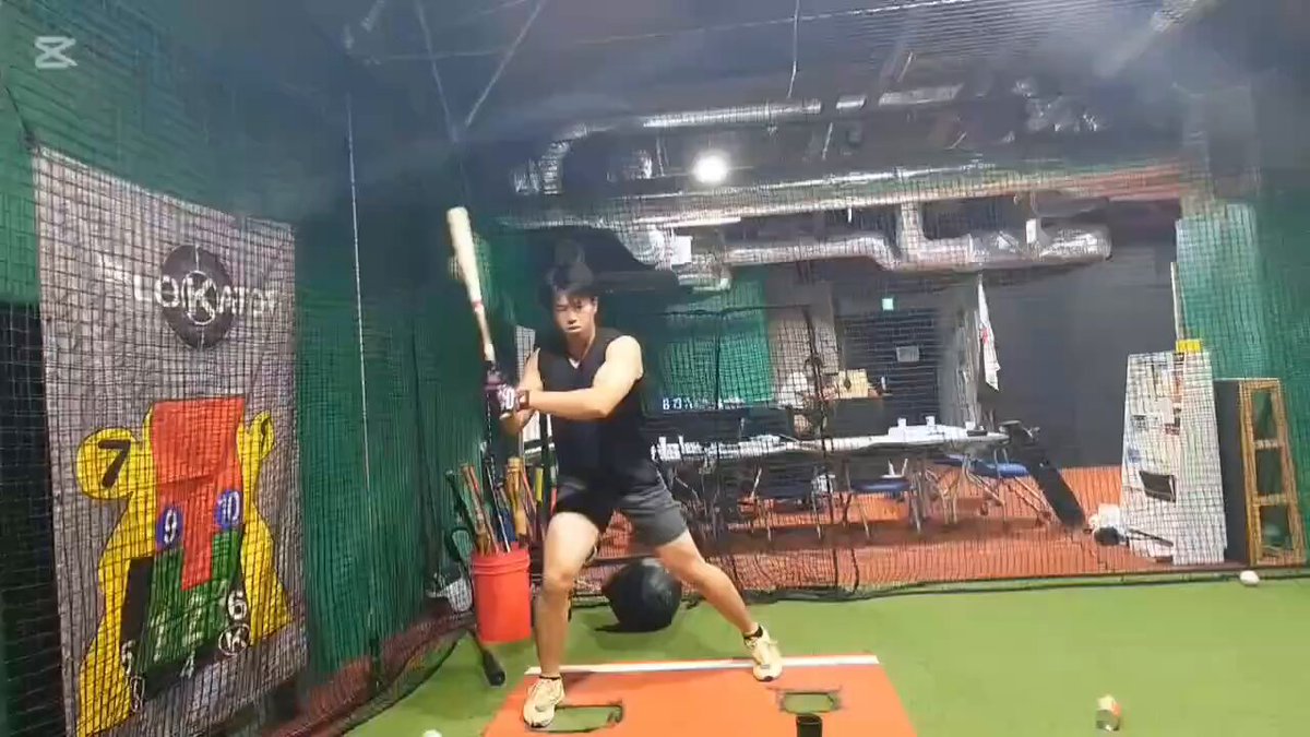 CLUB REBASEのドラフト指名された鈴木貴大選手ってどんな選手？という質問がかなりきたので動画載せておきます。 『飛ばす力』に関しては東芝に在籍していた10年間一緒にやった選手の中でも1番かなって思います。 守備走塁に関してはまだまだですが、この一年でかなり成長しました。 『勝たなきゃ注目されない』と1年チームに言い続けて、意識や姿勢でも前向きに取り組んでくれて非常に助かりました！ ソフトバンクでも色んな事を吸収しつつ、自分の軸は曲げないでまずは支配下登録されるように頑張って欲しいです！