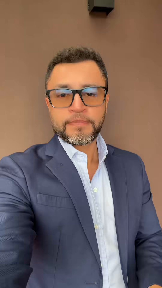 Ayer los criminales, guerrilleros, ladrones, corruptos y narcotraficantes eligieron quien de los suyos los representará para presidente en las siguientes elecciones. Una jornada de fracaso donde se evidencia que la gente ya no le cree a los criminales del pacto histórico, pasaron de 5 millones de votos en el 2022 a menos de 2 millones en 2025, y digo menos de dos millones, porque aunque no tengo pruebas tampoco tengo dudas de que ayer pudo haber un gran fraude electoral que le sumo a la izquierda criminal más de un millón de votos de la nada. El petrismo murió, son solo una minoría de criminales que votan por criminales, pero el peligro es que son una minoría que tienen el dinero, la estructura, el método y los delincuentes para hacer un fraude electoral. Si no nos unimos la izquierda nos pone a otro criminal a gobernar a Colombia, y ahí ya si no habrá nada que hacer. El unico que puede salvar este país es Abelardo De La Espriella Ayer presenciamos el ensayo y prueba piloto del fraude electoral que se avecina en el 2026 Ojo Colombia