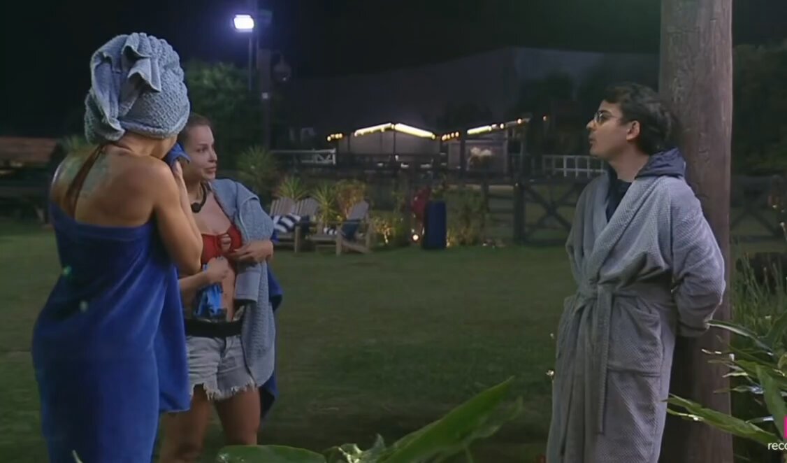 Além de mentir, agora o Dudu quer jogar a culpa pra cima da Saory, dizendo que ela está inventando essa informação da cabeça dela #AFazenda