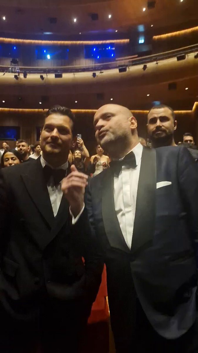 KAMERA ARKASINI GURURLA İZLEDİLER 📌Peş peşe çektiği fimlerle sinema salonlarını hareketlendiren ve seyirci rekorunu elinde bulunduran Poll Films'in patronu Polat Yağcı, 29 Ekim'de vizyona girecek Çağatay Ulusoy'lu "Uykucu" filminin kamera arkasını ekibiyle beraber gururla izledi.