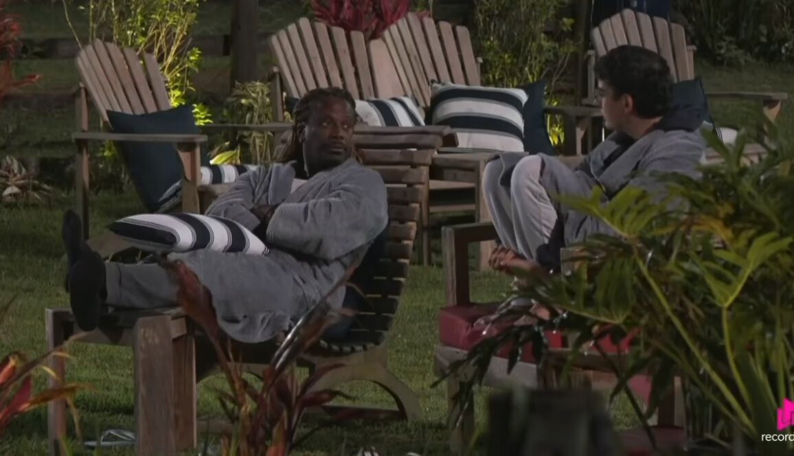 Dudu tá fingindo que a Saory tava falando da formação de roça de amanhã, mas a Saory deixou claro que ela tá falando da roça passada. E sim, o Dudu combinou de deixar a Tamires sobrar. #AFazenda