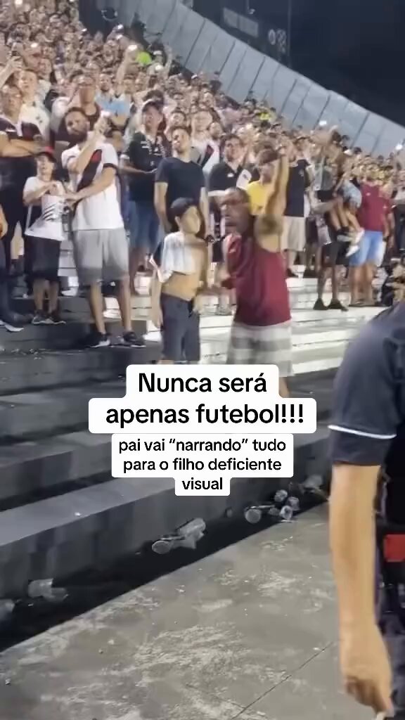Pai narra jogo para filho cego pra ele sentir o clima de São Januário. Isso é Vasco, o club com as histórias mais bonitas do futebol.