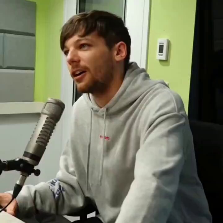 louis: *dice una grosería* entrevistador: tenemos un botón de censura, acabamos de censurar a louis louis: está bien, genial...shit, fuck, shit 😁😁...*se espera unos segundos* fuck 😄😄 porfavor le decían eso y parecía que lo estaban retando para hacerlo más jsjsja lo amo