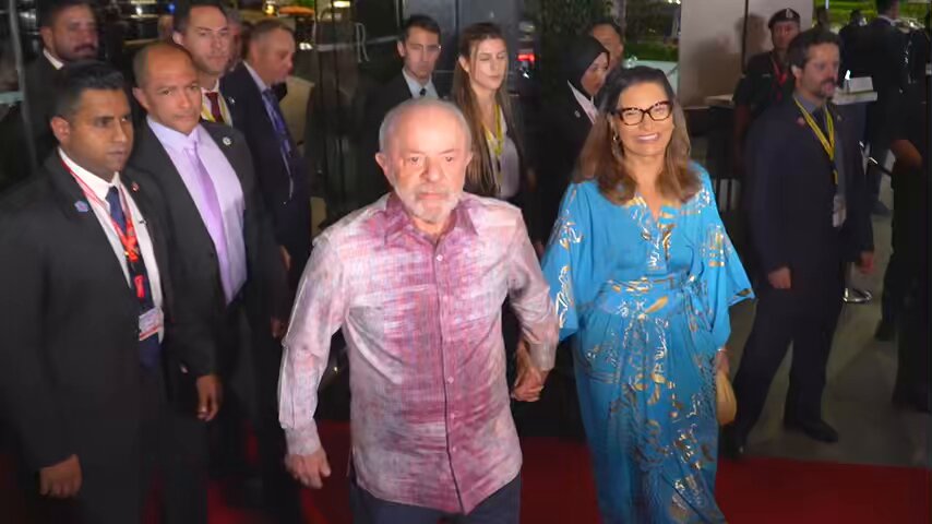 Trump disse que o encontro com Lula foi ótimo, que Lula é um cara vigoroso, muito impressionante. Desejou feliz aniversário a ele. Mas sobre as tarifas disse: “Vamos ver o que acontece. Não sei se algo vai acontecer, mas vamos ver. Eles gostariam de fechar um acordo. Vamos ver, agora eles estão pagando, acho que 50% de tarifa”. Perguntei ao presidente Lula como ele interpreta tudo isso. Resposta :