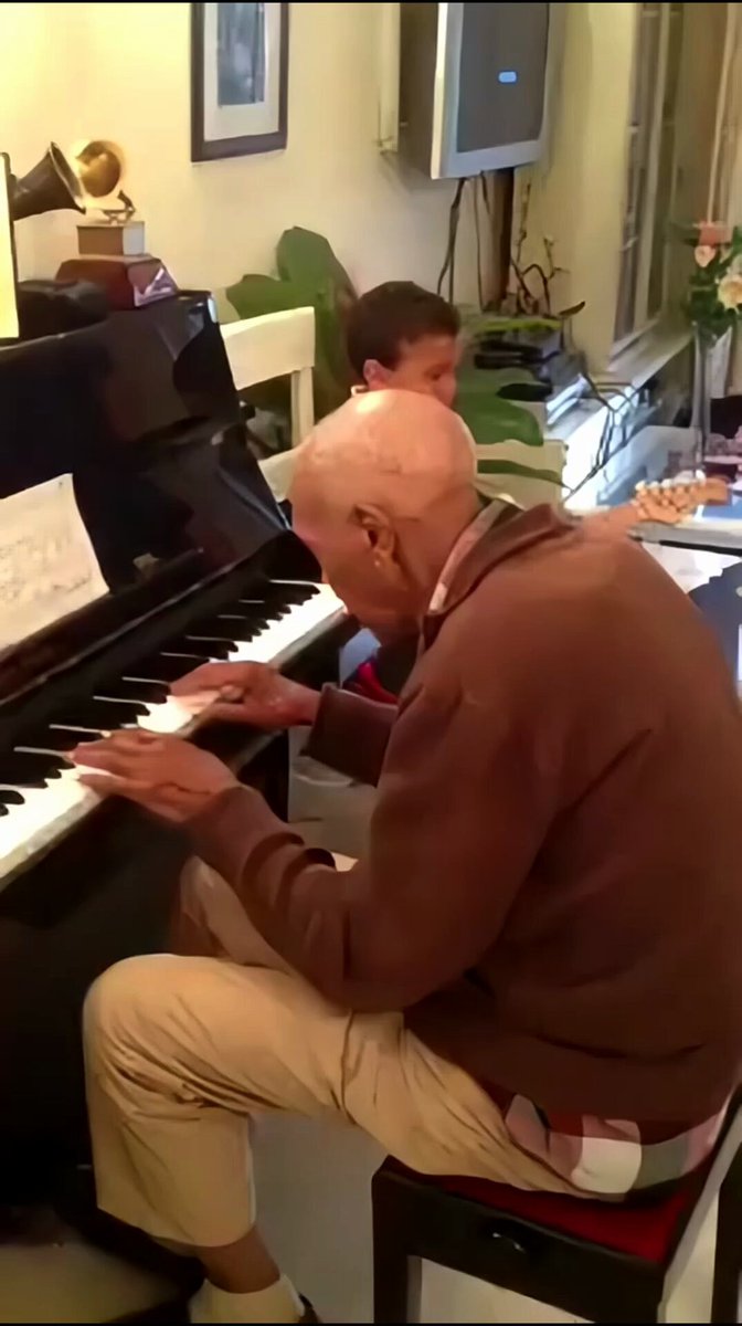 La piel puede envejecer, pero el alma de un genio jamás. Ya convertido en leyenda, no hay nada más exquisito que evocar este recuerdo del gran Bebo Valdés, demostrando que la música es un lenguaje universal que trasciende el tiempo. Magia pura.