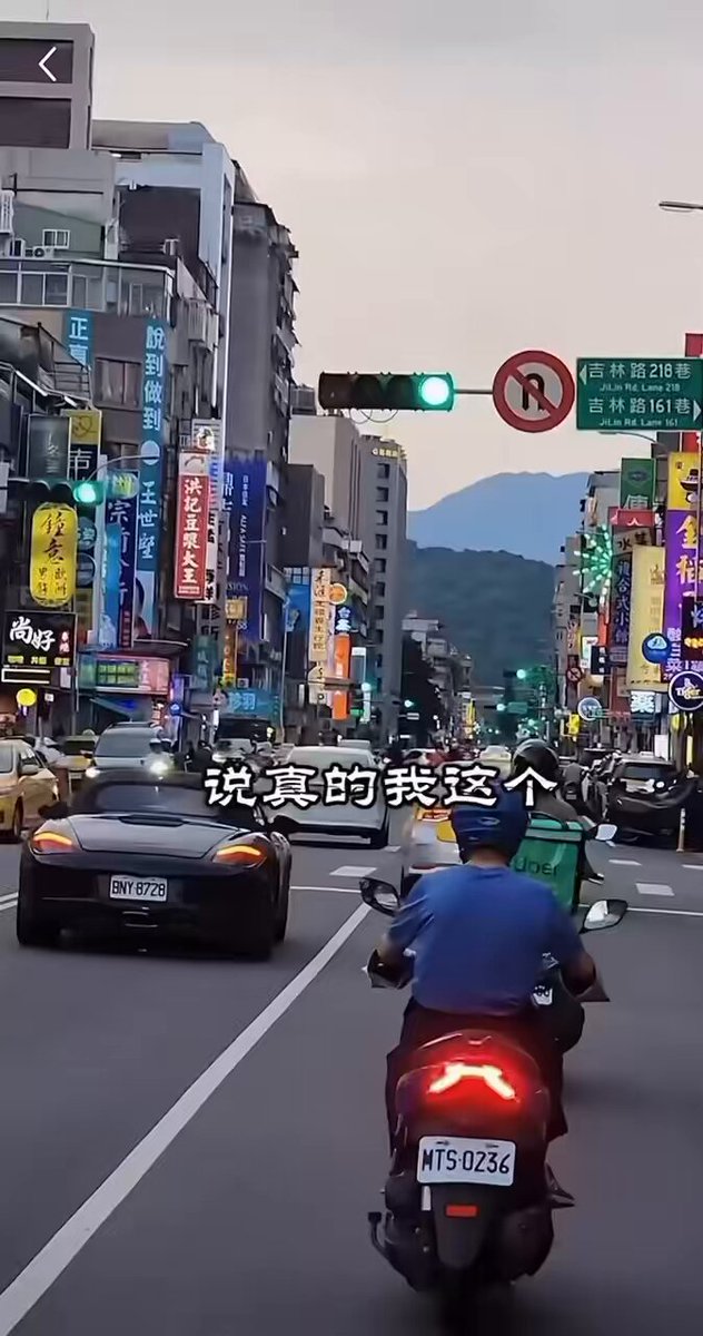 老北京爷们儿 这位爷自称＂老北京爷们儿＂，说是住在德外，除了＂德外马三儿＂就没服过谁。 去了趟台湾，北京爷们儿的内付牛B劲儿彻底给整没电了～真是zhei操行嘛？