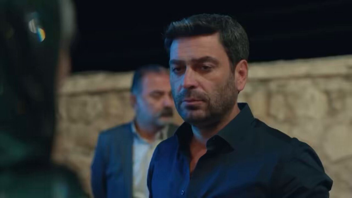 الصدق من فترة طويلة ماشفت عمل تركي فيه هذا الكم الهائل من المشاهد الدراميه الرائعه والقريبه من القلب بكل مره يصدمونك بمشهد افضل من الي بعده رغم كل العطب مايخذلونك بالدراما المدينه وهذا الي مخليه ناجح لليوم والله احترام كبير لكل الممثلين🖤 #UzakŞehir