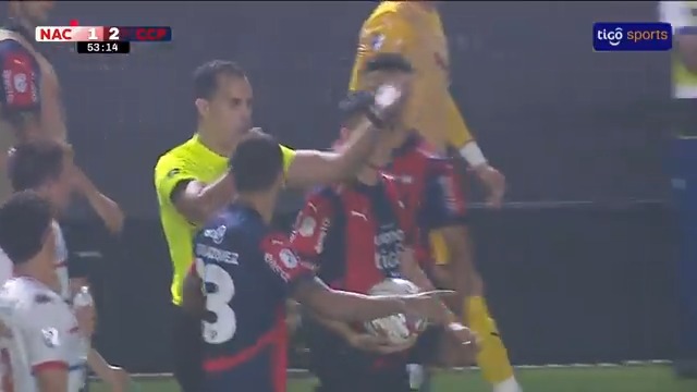 ✖️¡NO FUE PENAL! El árbitro David Ojeda marcó penal para Nacional, pero tras revisión VAR decidió anularlo. 📺Tigo Sports ▶️Viví el #ClausuraAPF2025 por