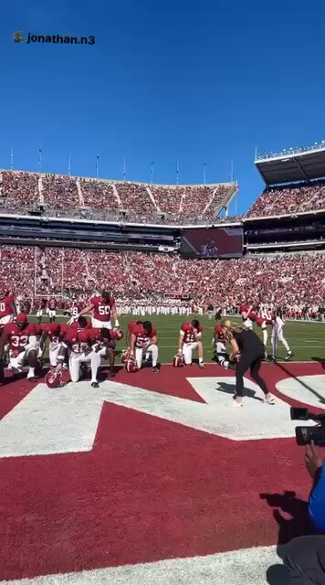 POWERFUL: The entire Alabama football team got down on the knee before the game and started PRAYING to GOD in the end zone. 🙏🙏🙏 Really beautiful and powerful moment.