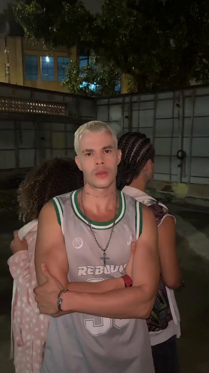 eu amo que o fato do elenco de três graças é cronicamente online #TrêsGraças