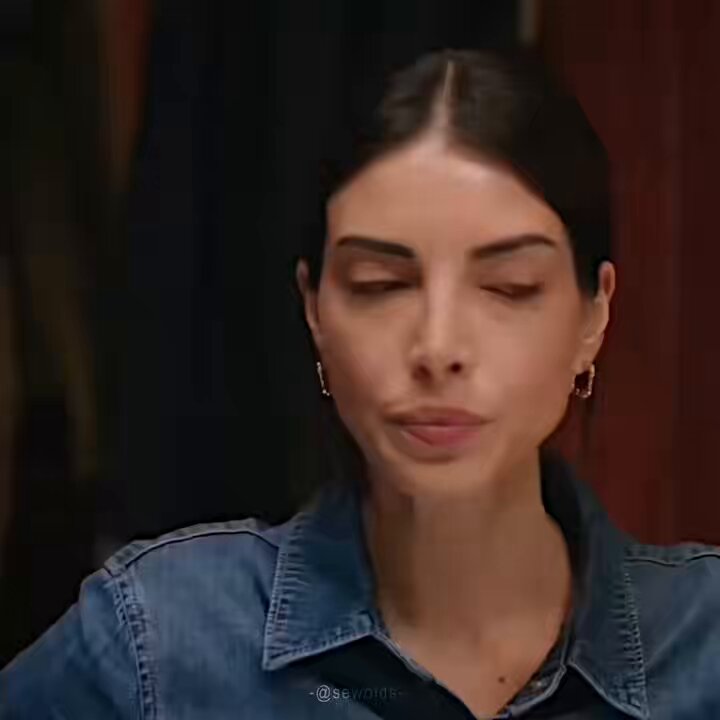 bakmayın böyle belinde silah olduğuna eleniden korkuyor