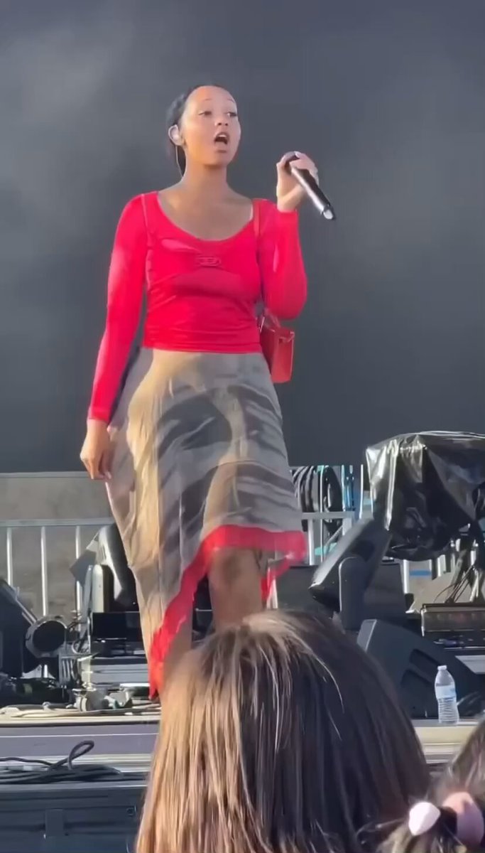 why am i emotional over pinkpantheress’ growth.. it was really just her and her purse against the world😭😭