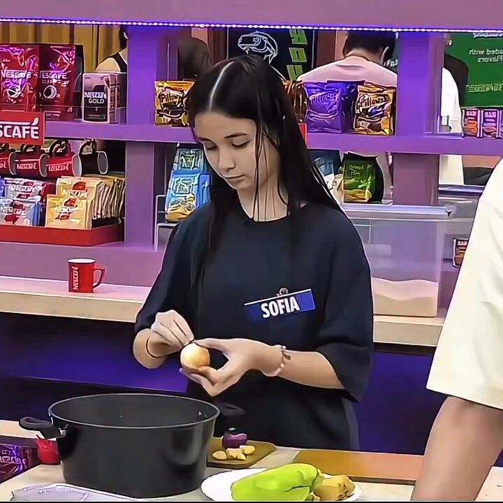 A new side to Sofia Pablo ✨ The caring ate of the PBB House — always ready to help and look out for everyone 🫶🏻 #SofiaPablo #GMAPBBCollab #PBB20 #PBBCollab2point0
