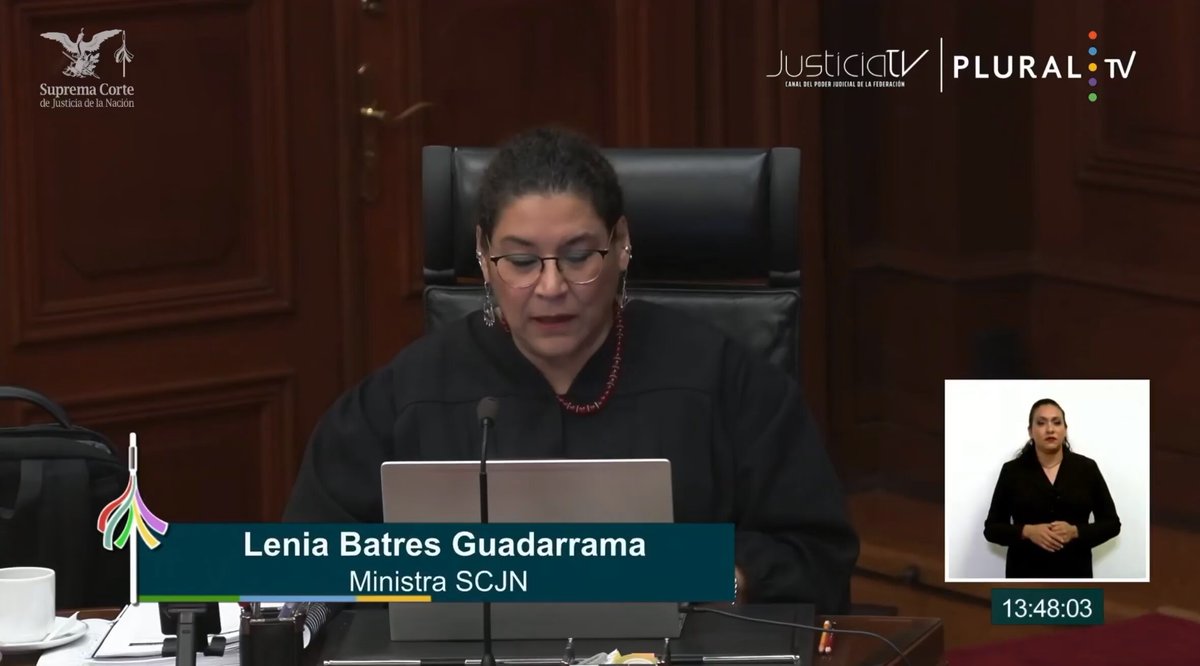 🔴💥BOOOOM💥🔴 Durante la reciente sesión del Pleno de la Suprema Corte de Justicia de la Nación, la ministra Lenia Batres, conocida con orgullo como la #MinistraDelPueblo, volvió a colocar sobre la mesa un debate crucial: Los límites constitucionales del poder judicial y la necesidad de respetar el principio de división de poderes. En medio de la discusión de una controversia constitucional, Lenia subrayó un punto que muchos juristas y ciudadanos críticos han señalado desde hace años, la Corte no tiene facultades para revisar de manera oficiosa la constitucionalidad de las normas, sino únicamente cuando existe una demanda formal que lo solicite. Esta afirmación, más que una postura técnica, es una defensa del Estado de derecho democrático frente a las prácticas discrecionales que históricamente han caracterizado a una parte del poder judicial. Al recordar que la Suprema Corte debe actuar dentro de los límites que la Constitución establece, Lenia evidencia que el activismo judicial, cuando se ejerce sin control, puede convertirse en una forma de poder por encima del pueblo y de los órganos democráticamente electos. La ministra advirtió que revisar leyes “de oficio” sería un exceso, pues abriría la puerta a que el máximo tribunal se arrogue atribuciones que no le corresponden, decidiendo a juicio propio qué normas deben seguir vigentes y cuáles no, sin que medie controversia, demanda o interés legítimo alguno. Dicho de otra forma, la Corte no puede ni debe sustituir la voluntad popular expresada a través del Congreso de la Unión. Este planteamiento trasciende lo jurídico: es una reflexión política sobre el rumbo de la transformación del país. La postura de Lenia reafirma la necesidad de democratizar la justicia, de hacer que el derecho vuelva a ser un instrumento al servicio del pueblo y no una herramienta de las élites para frenar los cambios sociales. Su intervención representa una defensa del principio republicano de equilibrio entre poderes, frente a una tendencia conservadora que pretende colocar al Poder Judicial como árbitro supremo por encima de la soberanía popular. En un contexto donde las resistencias se manifiestan también desde los tribunales, la voz de la ministra Lenia se erige como un recordatorio de que la legitimidad del poder judicial no proviene del aislamiento elitista, sino del respeto a la Constitución y al mandato popular. Su postura no busca debilitar a la Corte, sino devolverle su función original que es garantizar el orden constitucional, no sustituir la voluntad democrática.