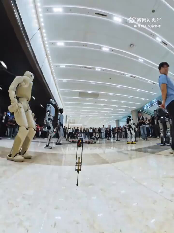 中国眺月科技的的跳跃机首次亮相。 站在敌人视角想象一下: 战场上，一个地雷蹦蹦跳跳来到你面前， 然后BOOM duang duang duang……