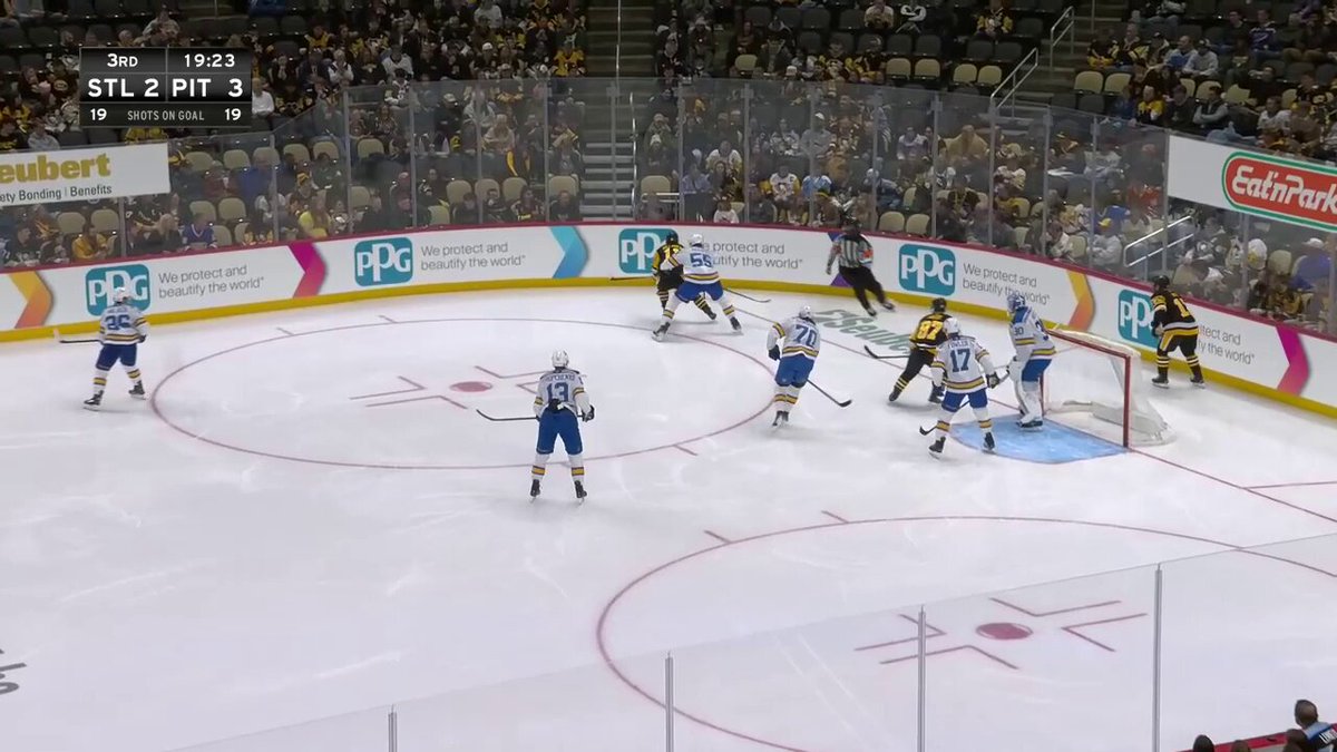 SIDNEY CROSBY BECOMES THE 9TH PLAYER IN NHL HISTORY TO REACH 1,700 POINTS ON THIS APPLE 🍎