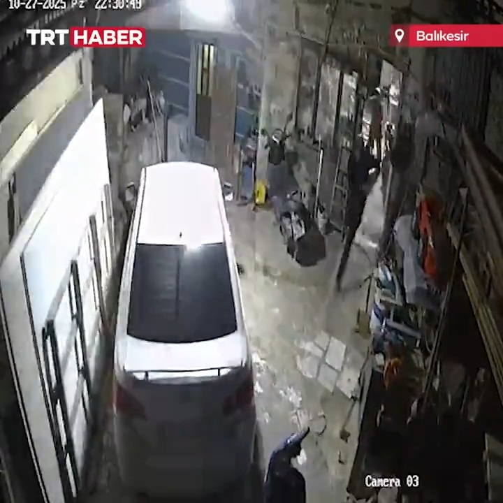 Balıkesir’de 6.1 büyüklüğündeki deprem anından yeni bir görüntü ortaya çıktı.