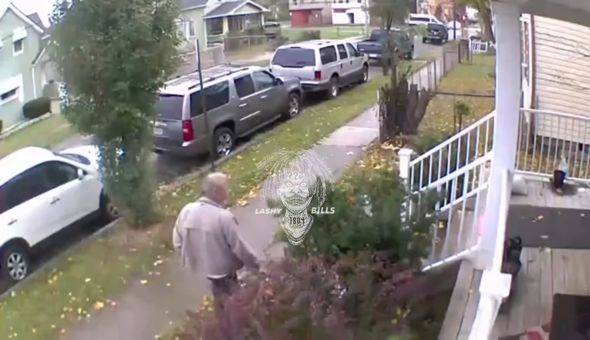 Homeowner wakes up from a nap to security cam alert…catches two thieves mid-heist. Grabs his AR-15, holds them at gunpoint till cops arrive. 💤➡️