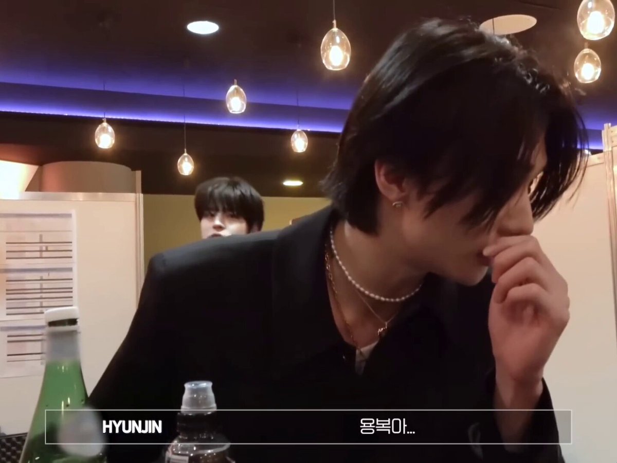 when skz met dj snake for the first time in paris hyunjin asked felix to help ask for his signature on his headphones hyunjin was soo happy after 🥹💕 🥟 yongbok-ah... yombok-ah.. yombo-ah.. could you help me get his autograph here? 🐱 you shouldve asked for it earlier!