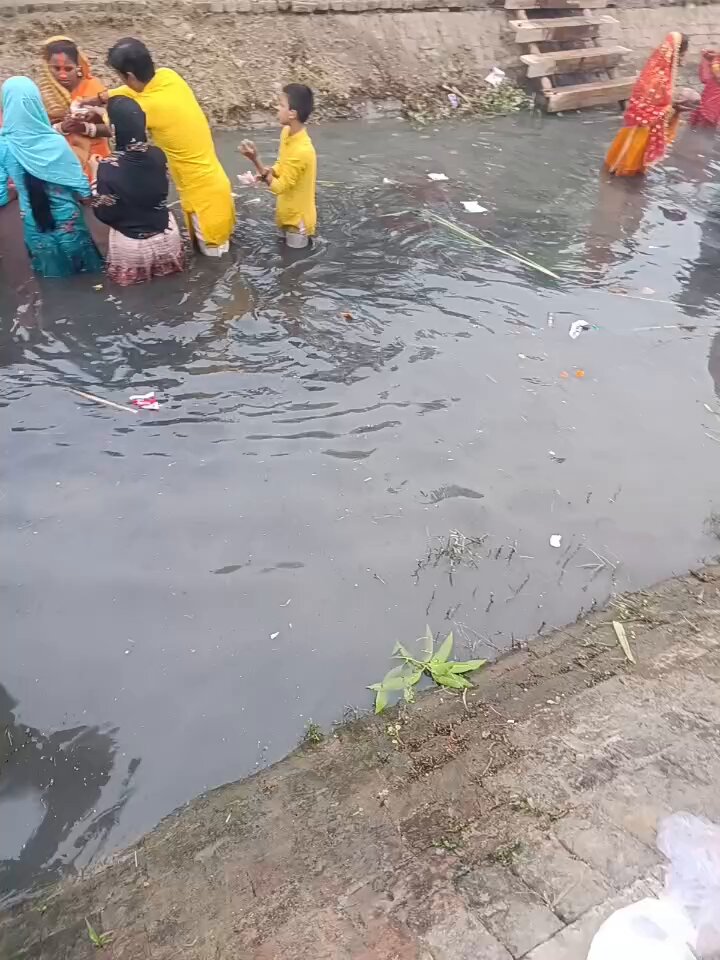 दिल्ली में वासुदेव घाट की साफ सफाई का दंभ भरने वाले Manoj Tiwari , Kapil Mishra जी, हरियाणा में आपकी ही सरकार है न, Nayab Saini जी ये घाट क्यों नहीं साफ हो पाया, या फिर यहां छठ का महत्व कम है? आप लोग सिर्फ पानी की क्वालिटी देखिए। और महसूस कीजिए बदइंतजामी। #ChhathPuja