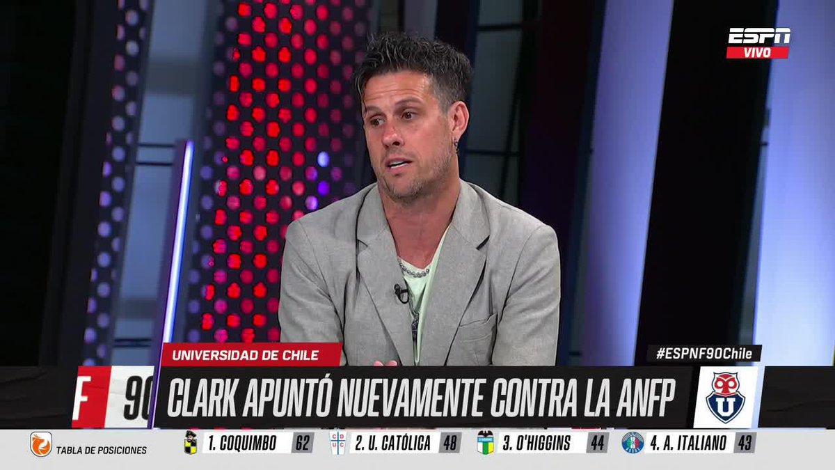 "LA UC NO QUISO CAMBIAR EL PARTIDO PORQUE VEÍAN A UNA U DISMINUIDA Y LES CONVENÍA" Diego Rivarola y su molestia por el clásico disputado, donde la U llegó con poco descanso tras el duelo ante Lanús por Copa Sudamericana. ▶️ Mira #ESPNF90Chile en el Plan Premium de #DisneyPlus.