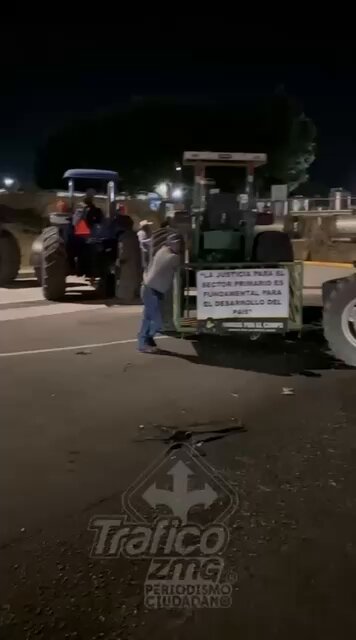 ⛔️ ¡Atención! Continúa el cierre en la carretera Guadalajara–Tepic, a la altura del Technology Park. Seguiremos informando en nuestros espacios 👇🏼 #ReporteVial