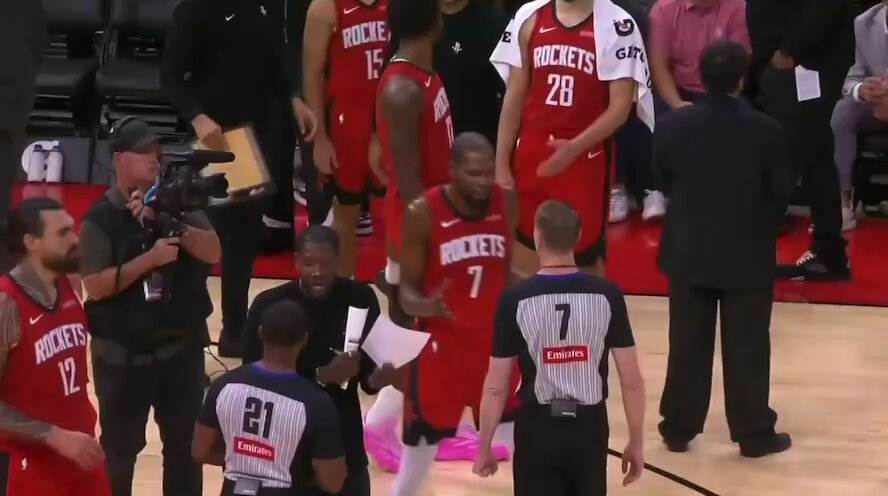 Lmaoooo this KD and Ref interaction 😭😭😭😭😭 “How are you telling me I’m the one playing”