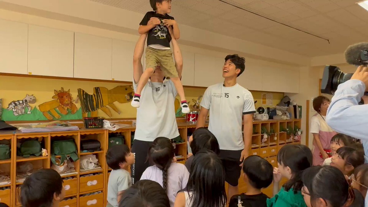 📺テレビ放送のお知らせ📺 本日、#CBCテレビ にて、宮浦健人選手がチーム合流後に参加した地域活動の様子、SVリーグ開幕戦での活躍が紹介されます🔥 保育園を訪問し、子どもたちと触れ合うひとコマも🤭🎥 ぜひご覧ください👀 📺CBCテレビ「 #チャント 」 ⏰10/28(火) 15:49 ＊宮浦選手の紹介は16:40頃予定 #WOLFDOGS #ウルフドッグス名古屋 #宮浦健人