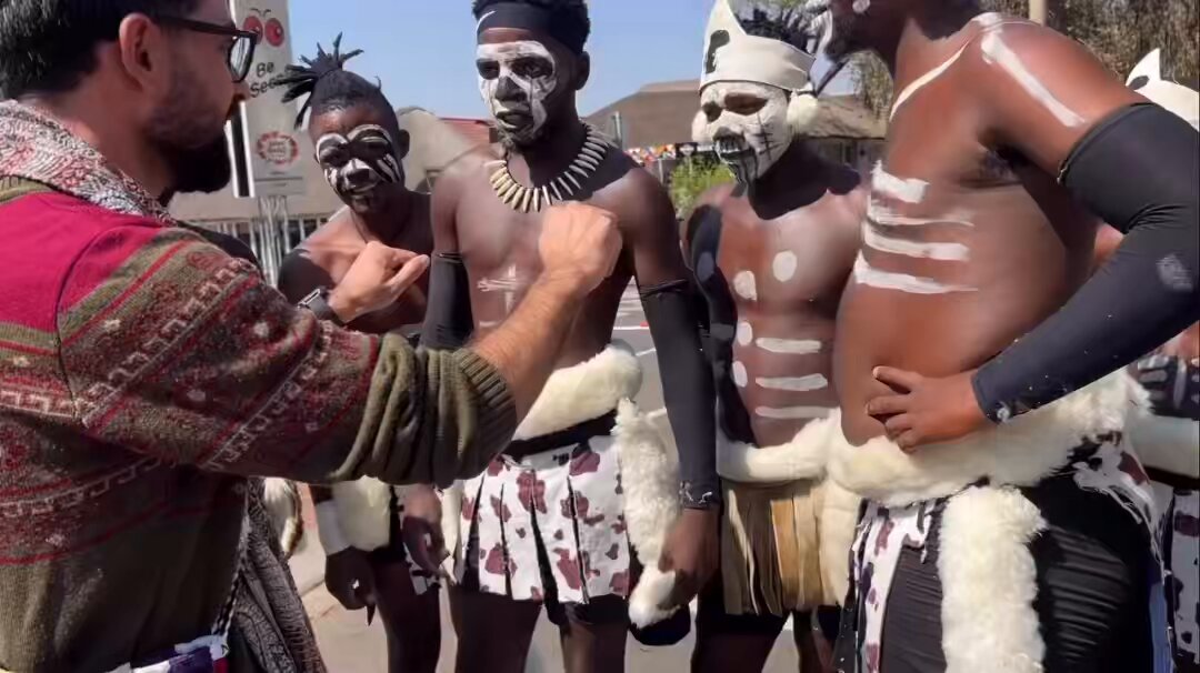 Afrika’ya giden bir Kürt gezgin, ziyaret ettiği kabilenin üyeleriyle Kürtçe şarkı söyledi.