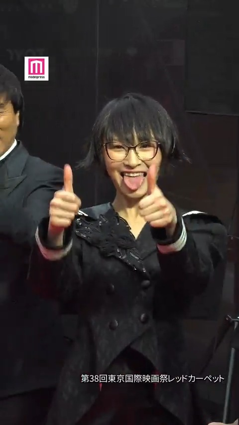第38回東京国際映画祭レッドカーペット🎞️ 【接近カメラ】アニメーション映画「迷宮のしおり」で声優を務める新しい学校のリーダーズ・SUZUKAらが登場✨ モデルプレスにファンサいただきました👍 🔻写真特集 #TIFFJP #東京国際映画祭 #迷宮のしおり SUZUKA 新しい学校のリーダーズ