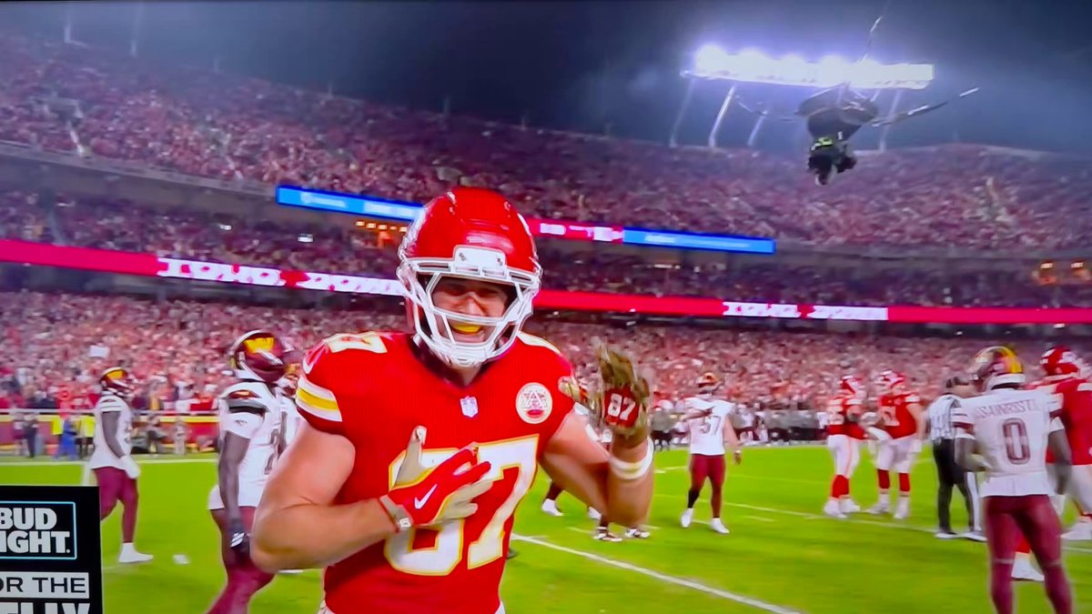 Trav celebrating his TD 🥹 that’s really Taylor’s husband