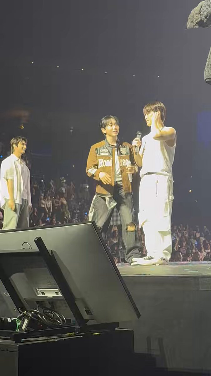 SEUNGKWAN AND DINO DOING A DANCE BATTLE TO HEADLINER 😭😭😭😭 😭😭 vernon dying in the back