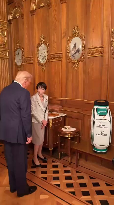 🚨🇯🇵🇺🇸 JAPAN’S PRIME MINISTER GIFTS PRESIDENT TRUMP SHINZO ABE’S PUTTER Prime Minister Sanae Takaichi presented Trump with a personalized golf bag signed by Masters champion Hideki Matsuyama, along with a putter once belonging to the late Prime Minister Shinzo Abe. The gesture blended sport and symbolism, honoring Abe’s close friendship with Trump while marking the start of a new chapter in U.S.–Japan relations. Source: Margo Martin