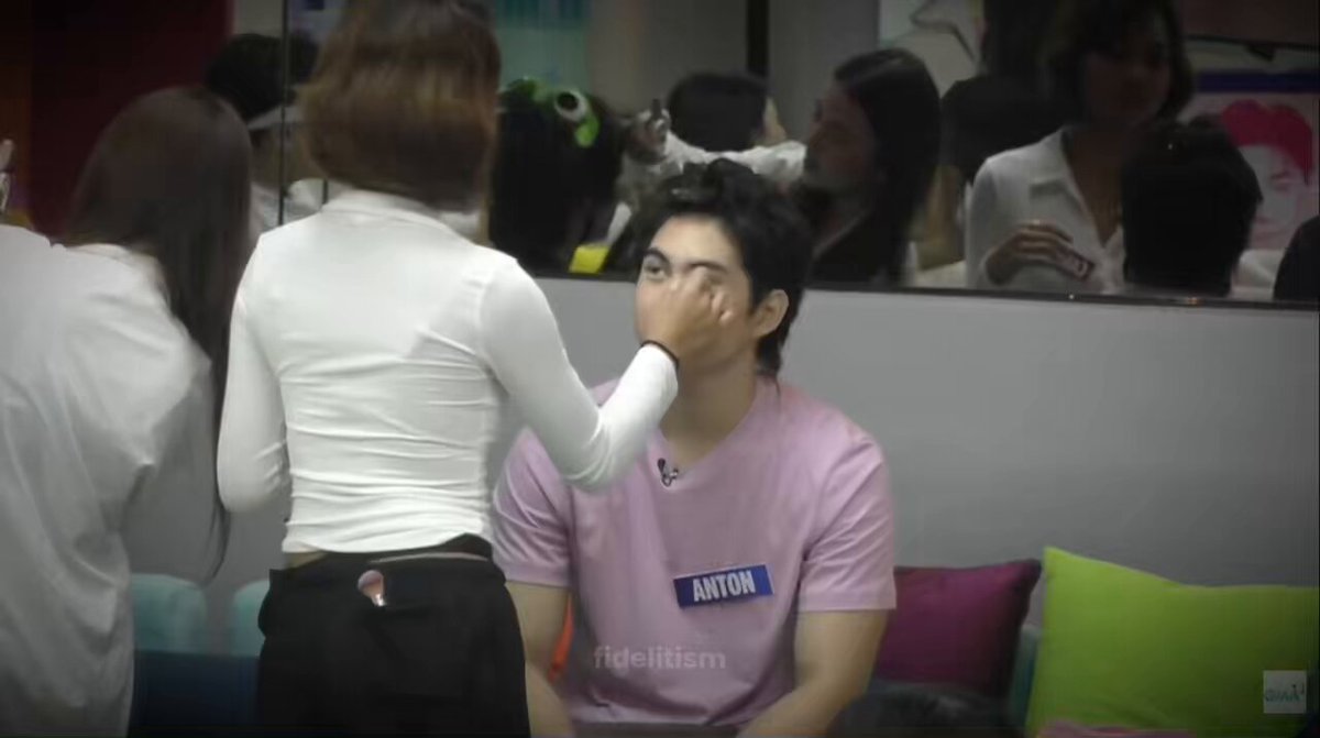 carmelle: sino kilalang kpop idol? anton: kilala ko lang si V, BTS *he did V hand sign* che-anne natagpuang kinilig kay bts v ng bohai nya. #PBBCollab20Takutan #PBBCollab2point0