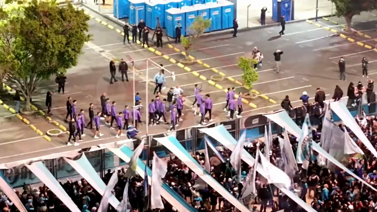 🇦🇷 Banderazo de la gente de Racing en el Cilindro, en la previa del partido contra Flamengo