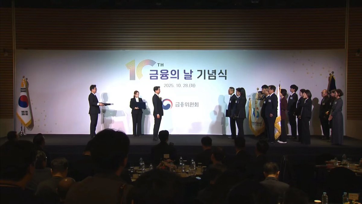 taeyeon receiving an award for her contributions towards supporting underprivileged female students, protecting abandoned animals &amp; exemplary asset management through a diverse portfolio 🥺 my angel
