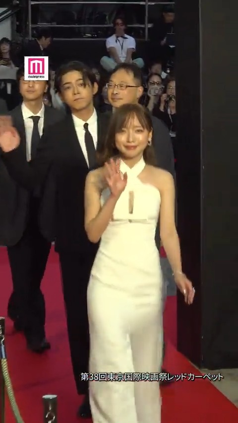 第38回東京国際映画祭レッドカーペット🎞️ 【接近カメラ】映画「恋愛裁判」 齊藤京子、倉悠貴らが登場✨ モデルプレスにファンサいただきました👋 🔻写真特集 #TIFFJP #東京国際映画祭 #映画恋愛裁判 齊藤京子&マネージャー 映画『恋愛裁判』【公式】