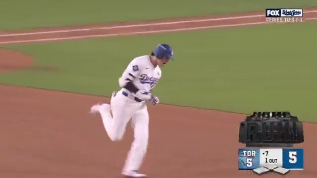 大谷翔平が値千金の同点ホームラン🔥 (明日の先発投手...) ワールドシリーズで1試合4本の長打はMLB史上2人目(119年ぶり) ↓ ポストシーズン8本塁打はシーガーに並び球団記録タイ! . 飛距離:122.2m 打球速度: 173.5キロ 角度:26度 【PS成績】 打率.283 8本塁打 14打点 OPS1.188 🎥Los Angeles Dodgers #大谷翔平
