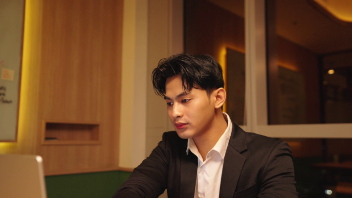 Rudi udah jungkir buat compro Wani Waras, tapi ditolak mentah-mentah sama Daddy Sadimin. Kalo menurut kamu gimana videonya? A. Bagus sih… B. Lho, mana pabriknya?