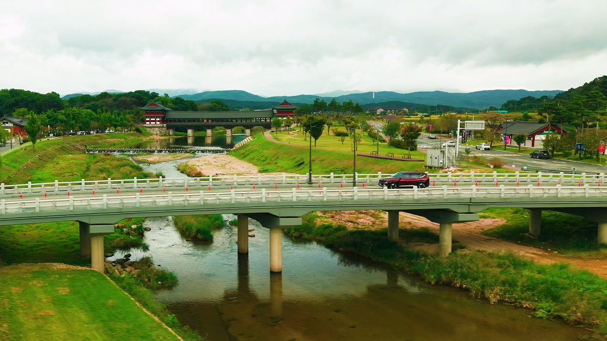 The Kia EV5 drives through Gyeongju — a city where tradition inspires innovation. On the road to APEC 2025, Hyundai Motor Group moves forward together.