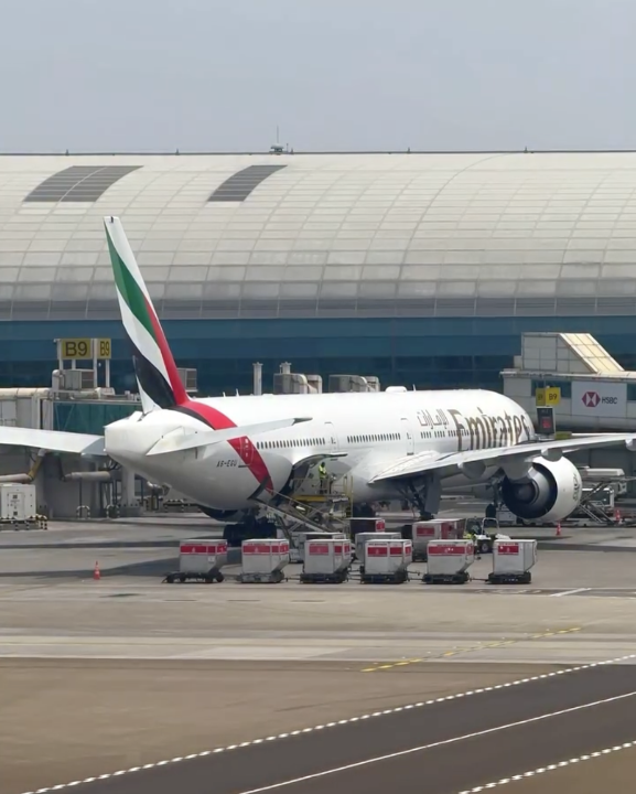 Only true AV Geeks would know this: how many containers can an Emirates B777 carry? 👀👇 📸 flyhigh_aviation on Instagram