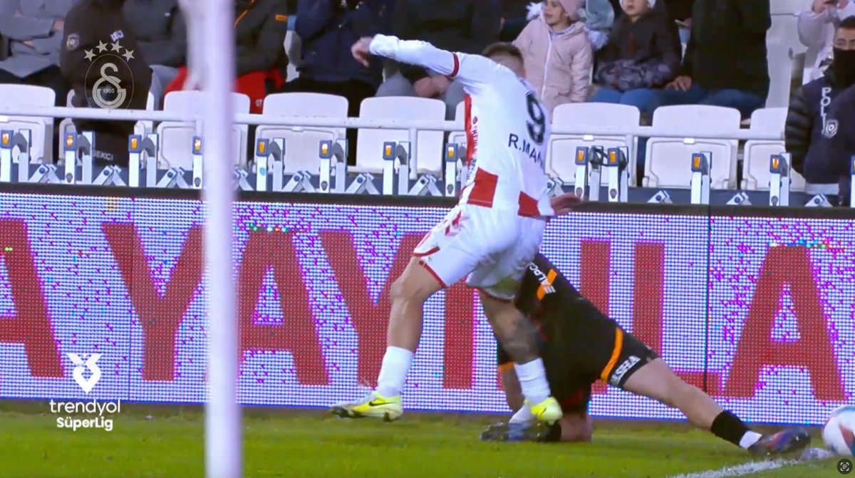 Galatasaray’ın geçen sezon Sivasspor’la oynadığı maçın hakemleri didik didik araştırılmalıdır. Son yılların en şaibeli maçlarından biri. Gs’ın 10 kişi bırakılıp, herkesin kırmızı diyip maçın hakeminin Manaj’a sarı verdiği o skandal maç