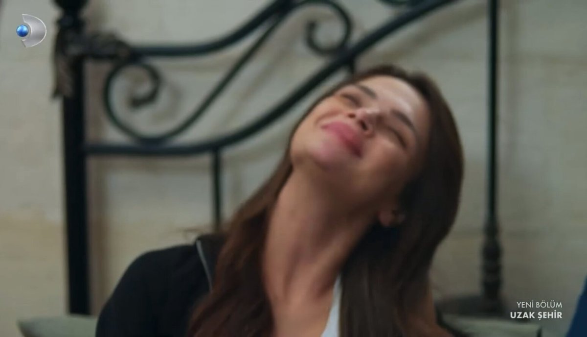 Sinemin Ozana çekmeceyi işaret etmesini aşırı sırıtarak izliyorum hala çok tatlış bir an olmuş 😅